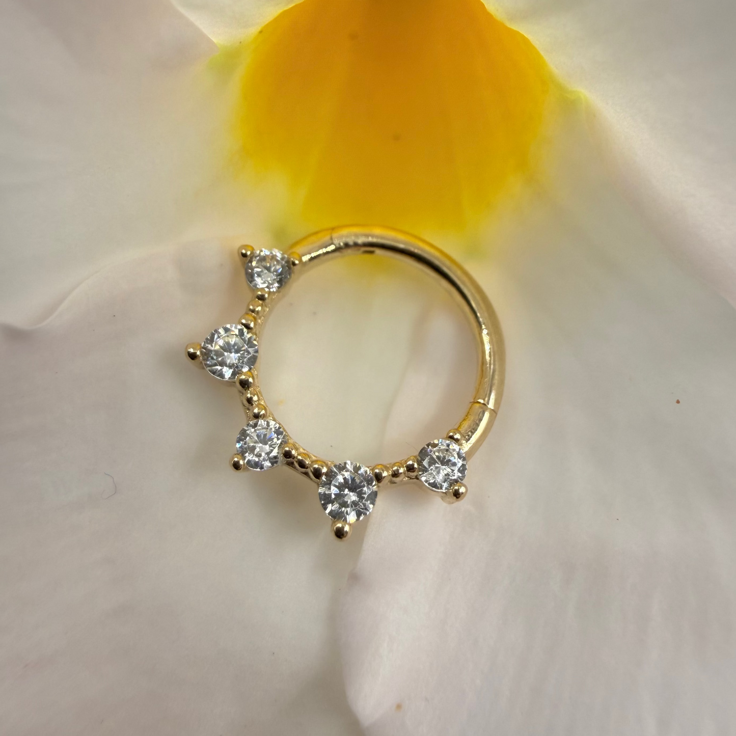 Argola clicker com 5 zirconias em ouro de 14k