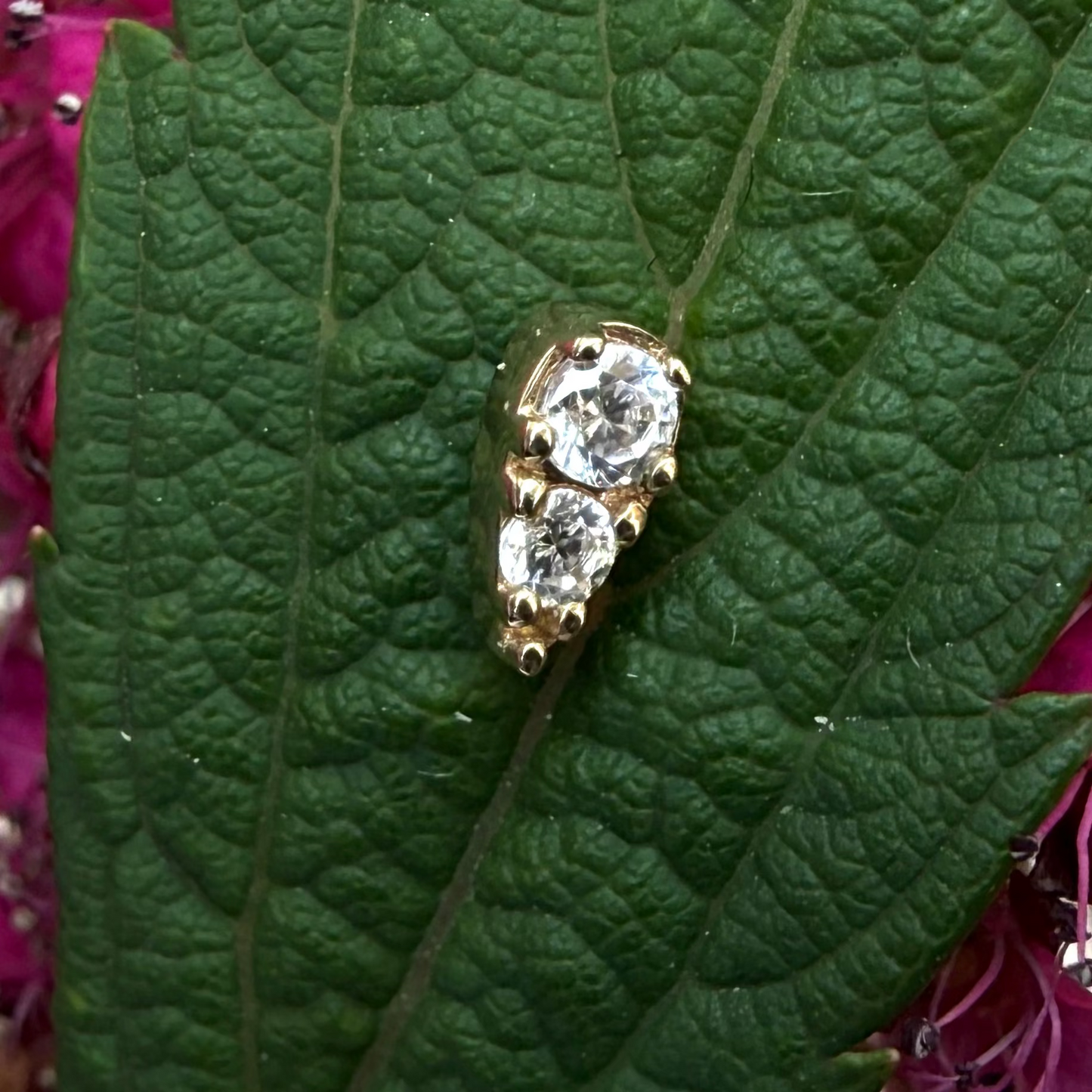 Topo em ouro 14k com duas zircónias push pin
