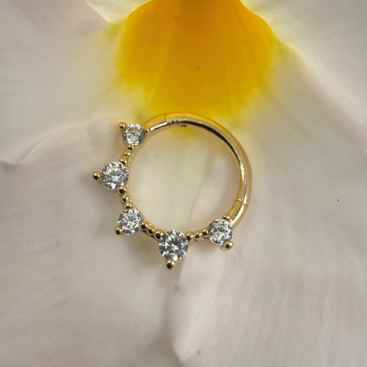 Argola clicker com 5 zirconias em ouro de 14k