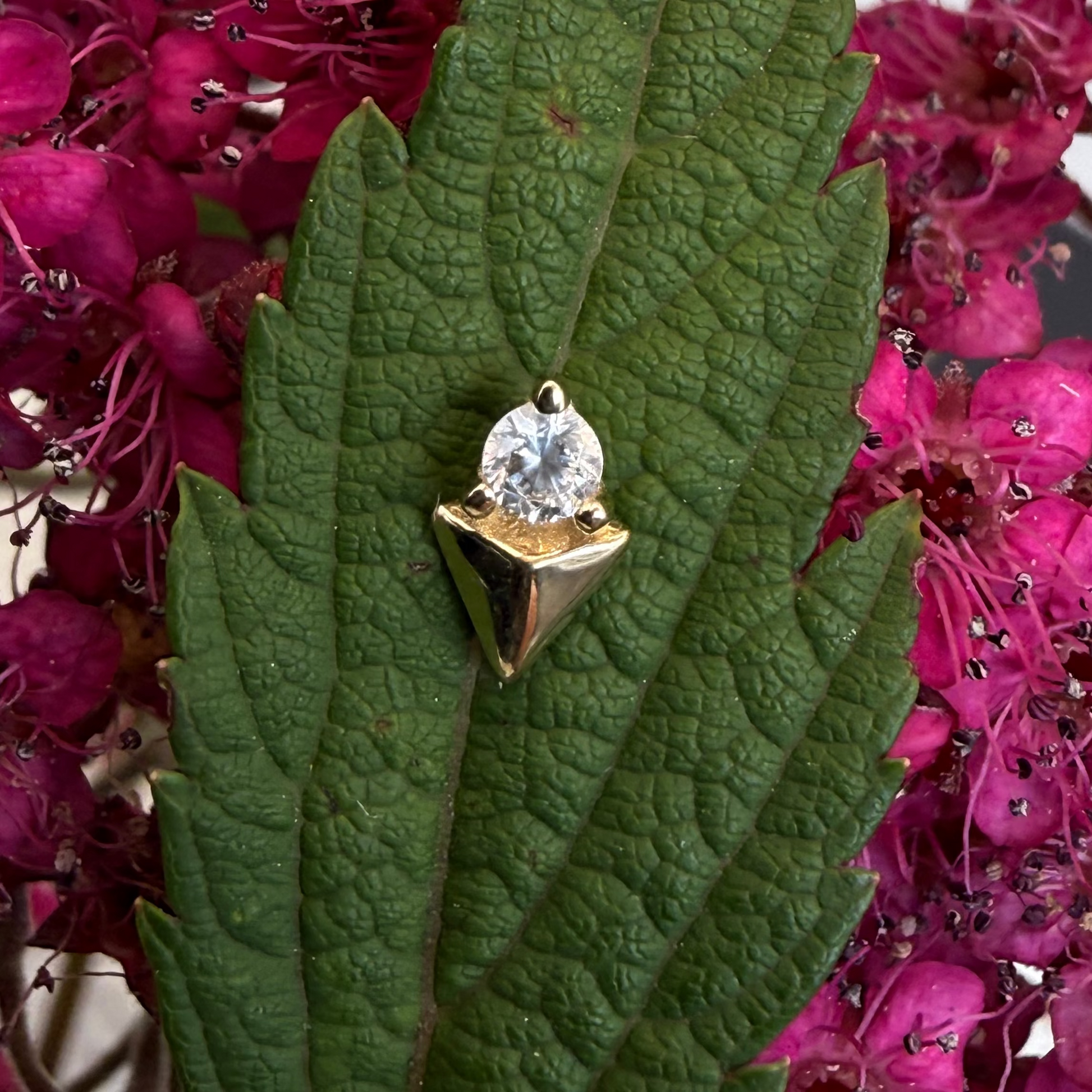 Topo com zircónia. Triângulo em ouro 14k