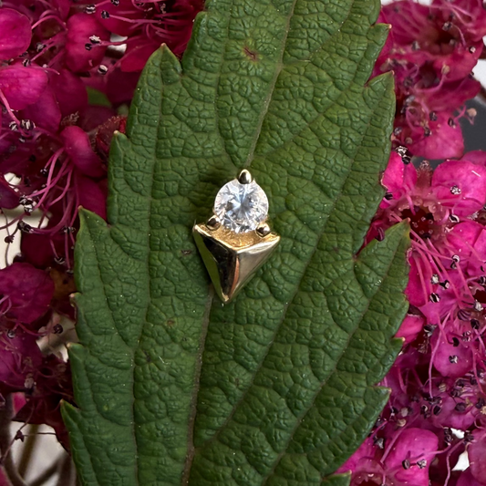 Topo com zircónia. Triângulo em ouro 14k