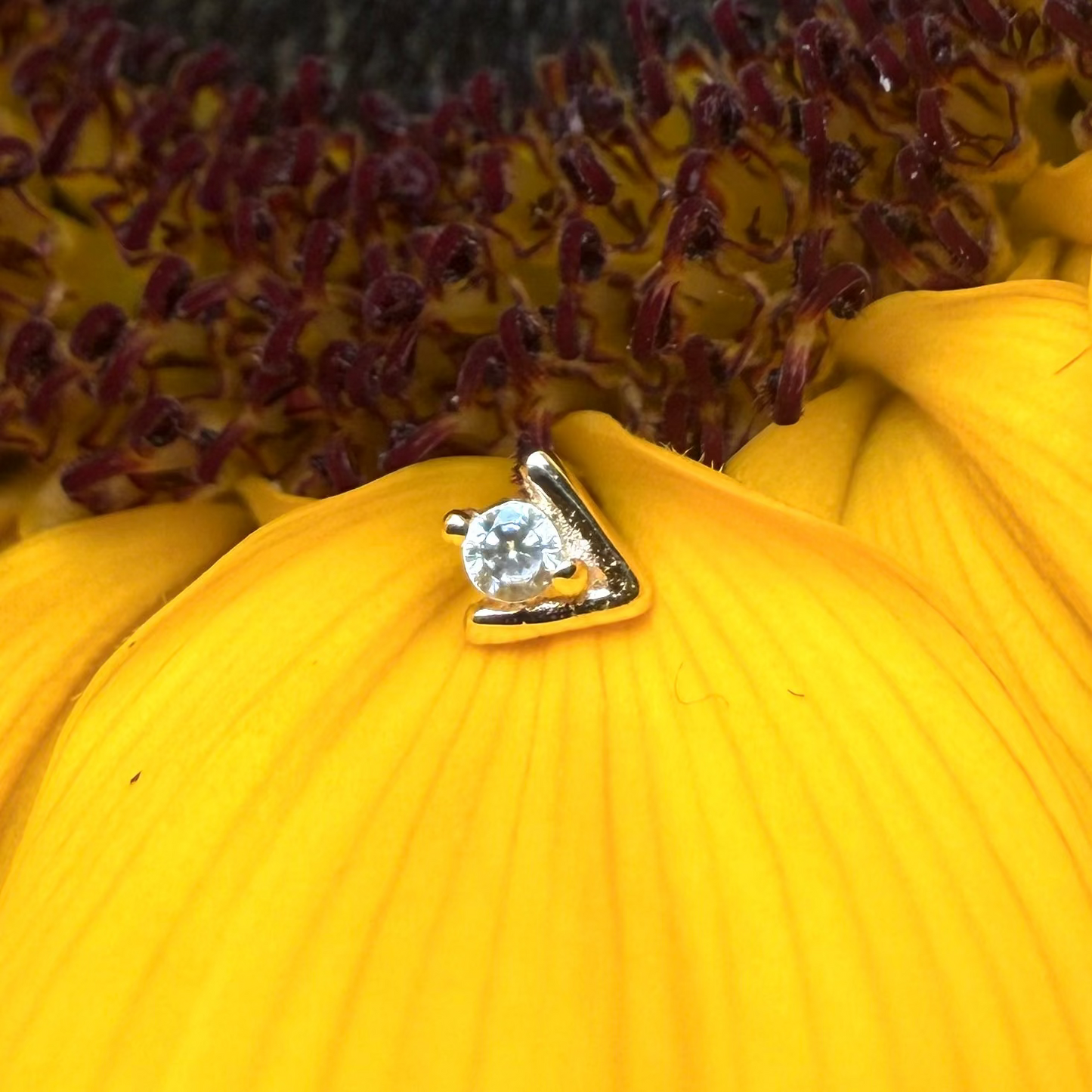 Topo em forma de V com Zircónia ouro 14k push pin 