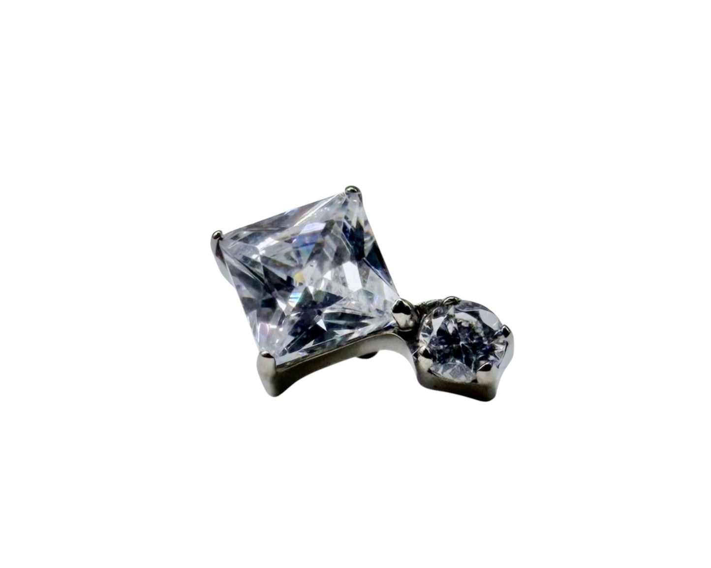 topo rosca interna com uma zirconia quadrada e um ponto de luz 