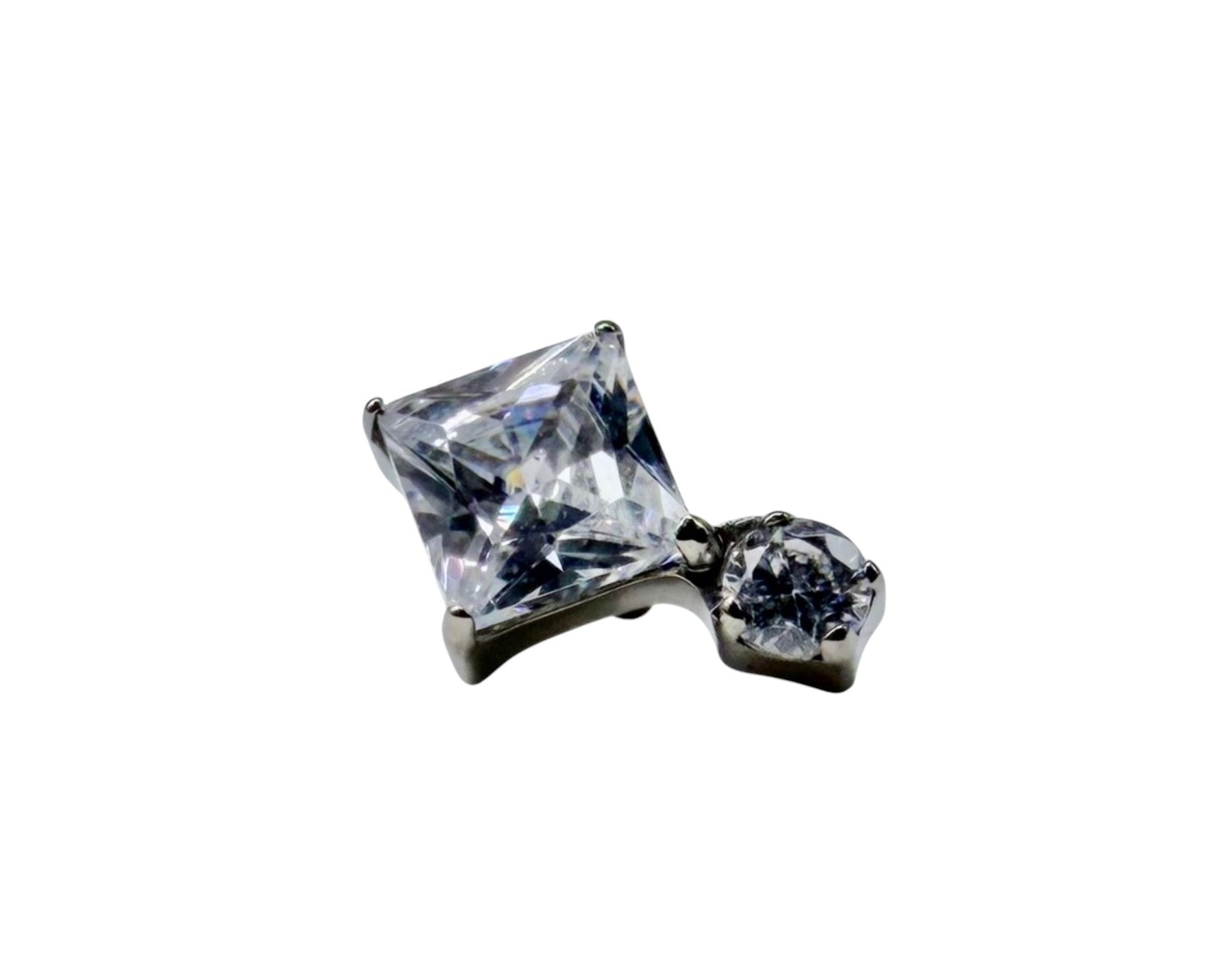 topo rosca interna com uma zirconia quadrada e um ponto de luz 